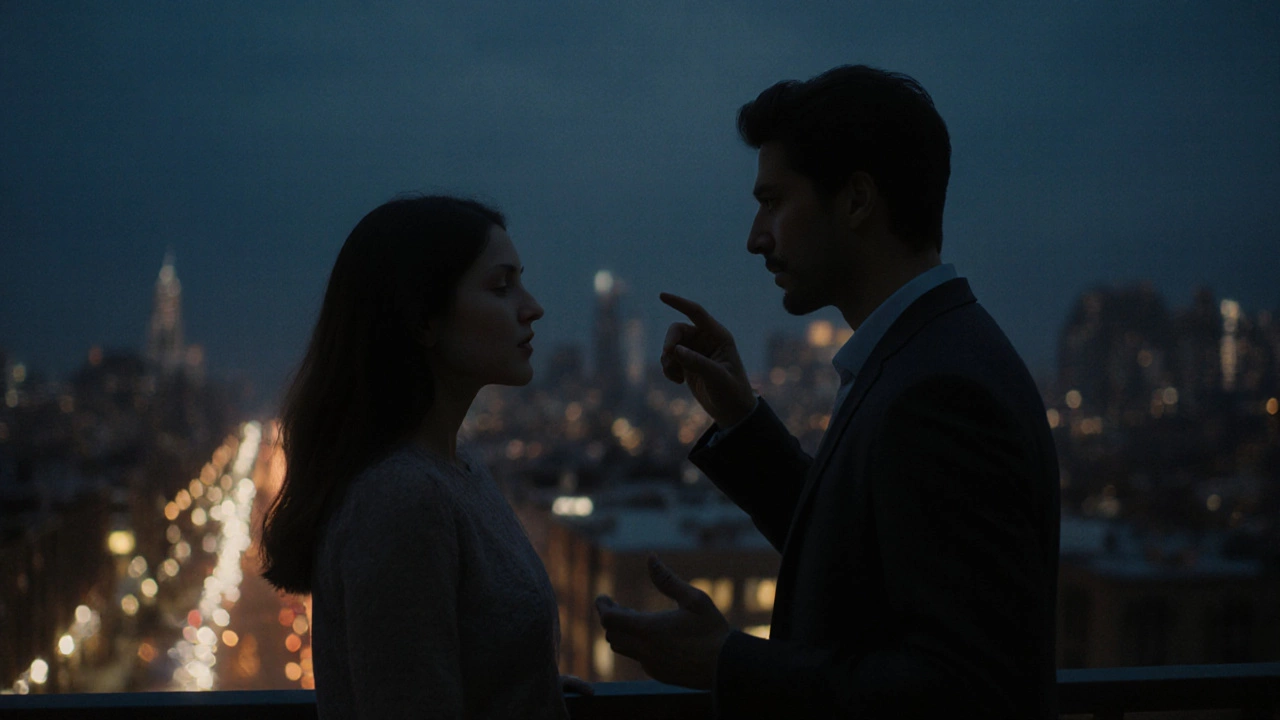 Пара на балконе с видом на ночной город, мужчина делает уверенный жест.