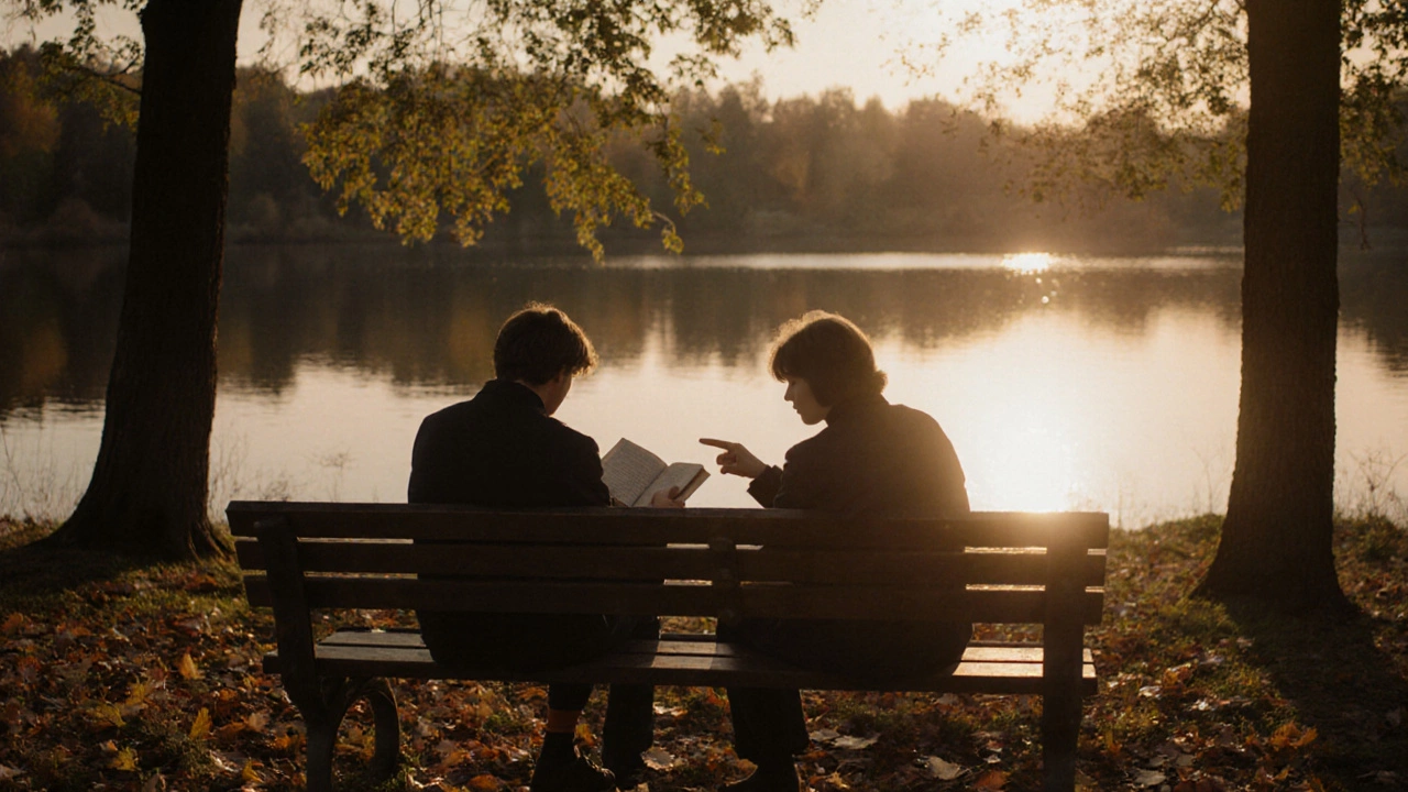 Два человека сидят на скамейке в парке, каждый с книгой, тихая связь без слов в Пскове.