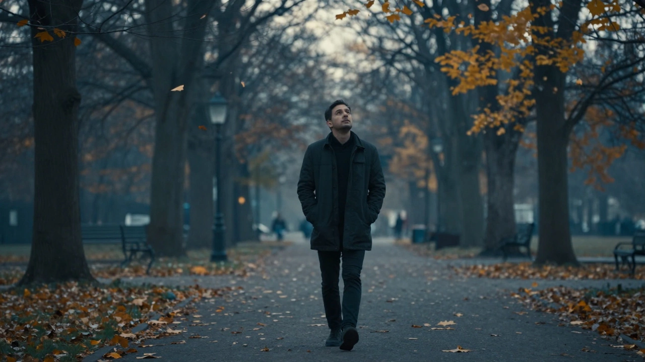 Мужчина медленно идет по парку на рассвете, без телефона, смотрит в небо.