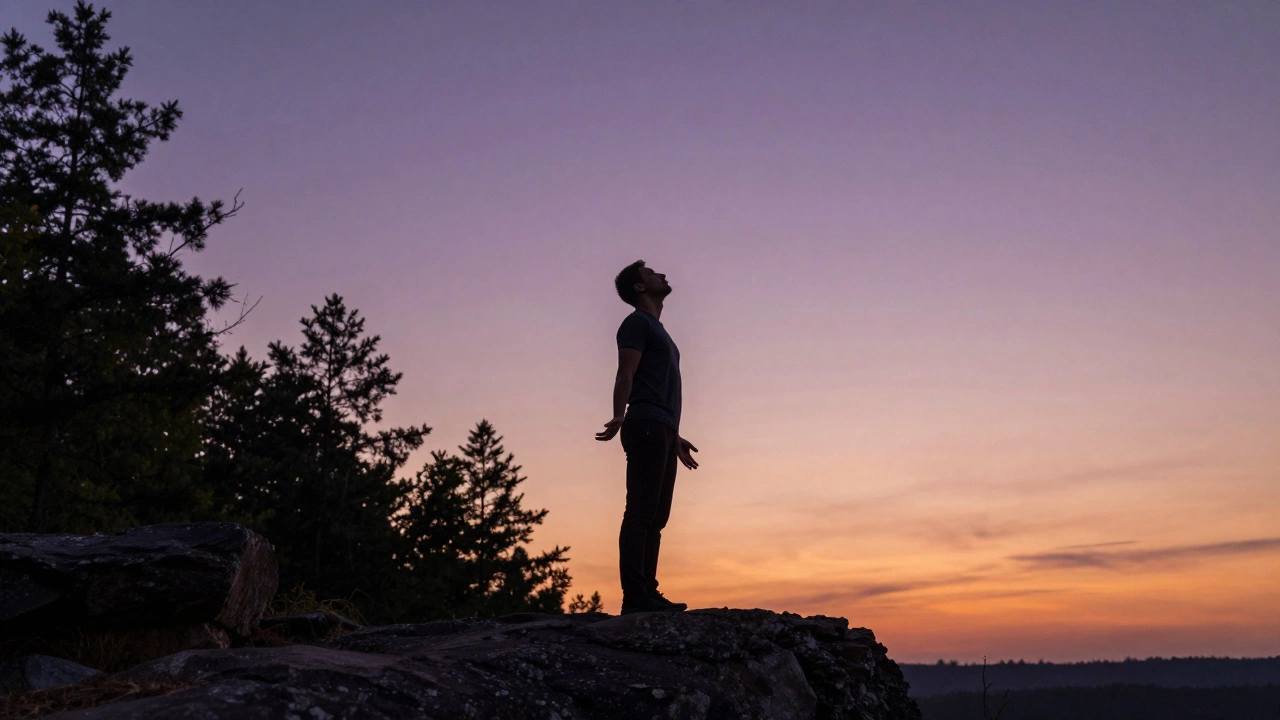 Мужчина дышит свежим воздухом на природе на закате для снятия стресса